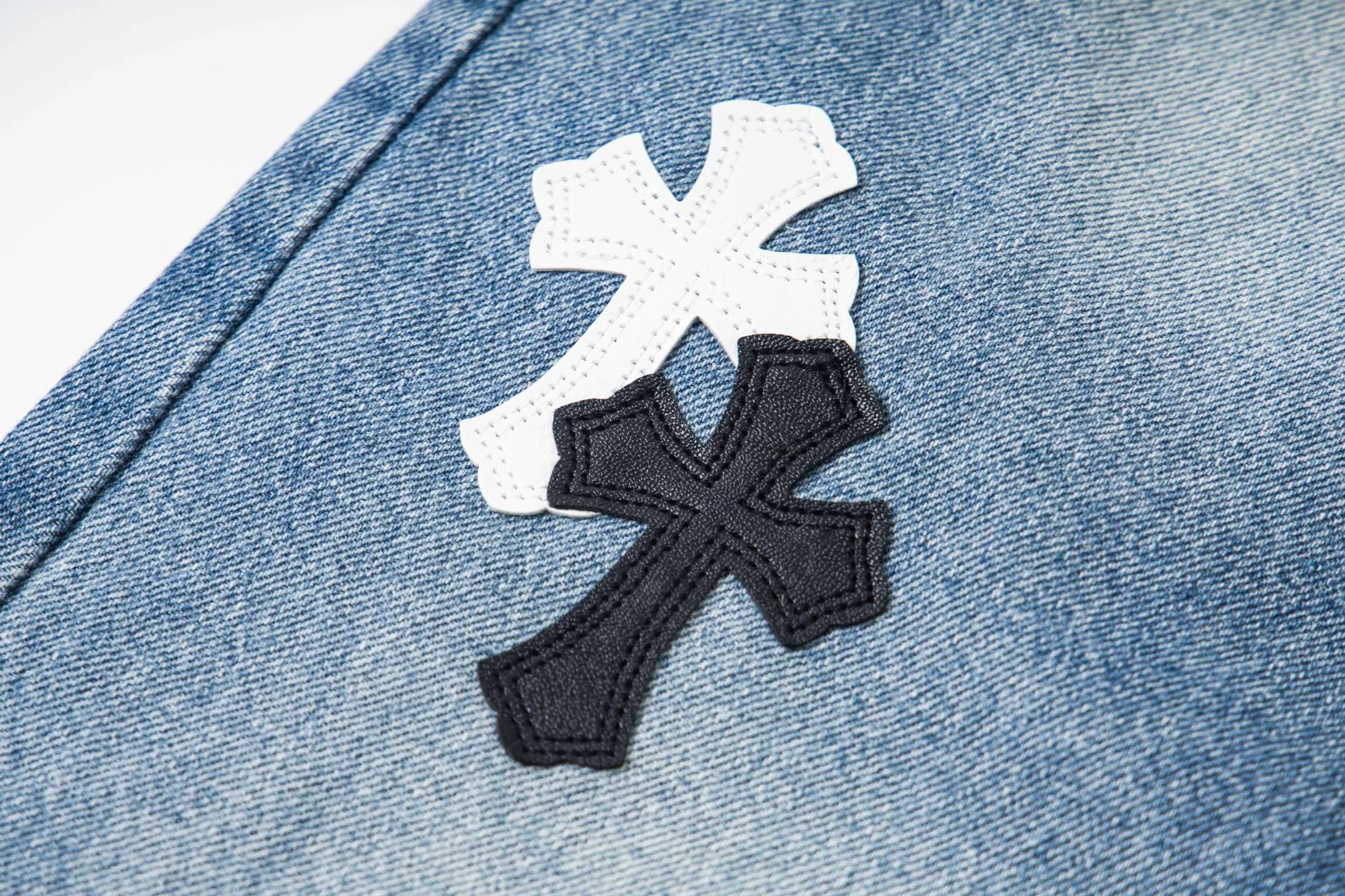 P260 Chrome Hearts light blue pants, Sanskrit black and white patchwork leather jeans. CH jeans need to be washed before being dismantled and then hand-stitched with sheepskin cross leather and then spliced ​​together. The whole piece has too many craftsmanship to explain. The patches are decorated with cross patterns, and the high-waisted washed jeans! ! Absolutely high-end luxury products, god-level single products and super popular products, made with top heavy industry, a must-see magic weapon. Customized hardware. The fabric is thick and soft after washing. It has good breathability. Customized small leather label. Unique design. The details are simple and elegant, and the workmanship is exquisite. The entire trousers are neatly routed and the details are in place! It’s so cool that both men and women can easily control the genderless trend! Style number: 1803# Color: blue Size: 28 30 32 34